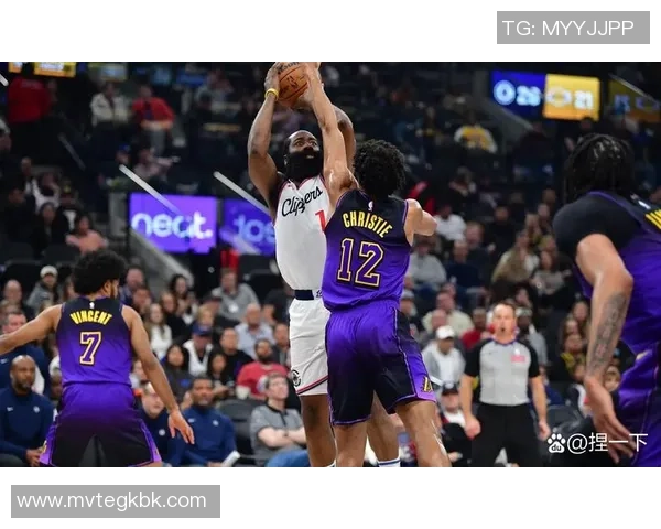 湖人队与雷霆队的激烈对决回顾及精彩瞬间分析