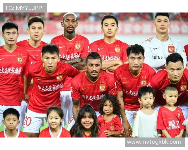 广州恒大逆转重庆斯威精彩赛后发布会总结与球员表现分析