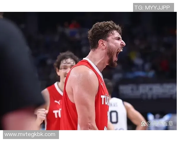 火箭与勇士季后赛第六场激战回顾双方精彩表现引发球迷热议